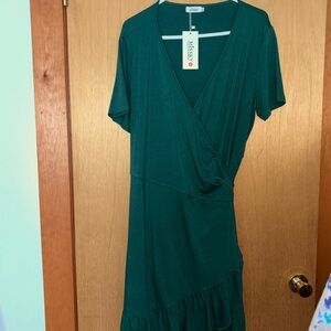 Missy NWT Emerald wrap dress sz 2XL. Bottom ruffle